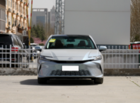 第九代凱美瑞,車長4915mm,一箱油能開1000多公里,價格還接地氣