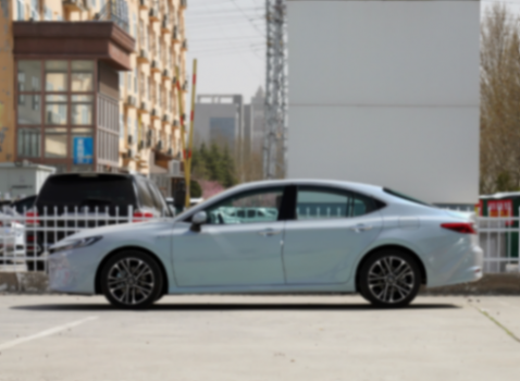 第九代凱美瑞,車長4915mm,一箱油能開1000多公里,價格還接地氣