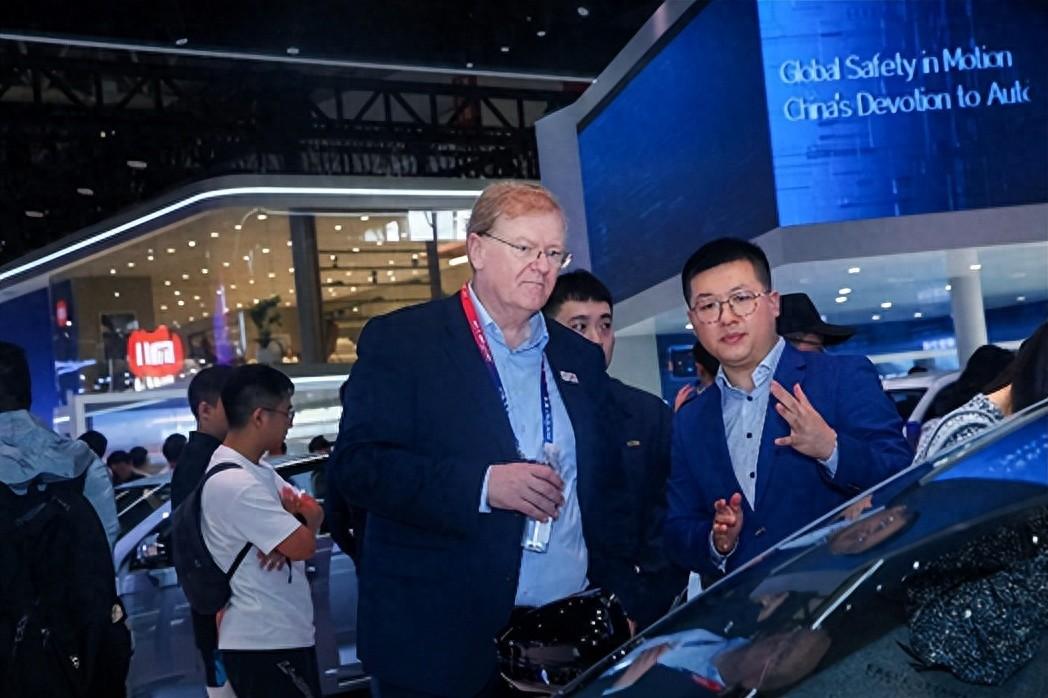 注意注意:2024北京車展吉利展臺,有大佬現身