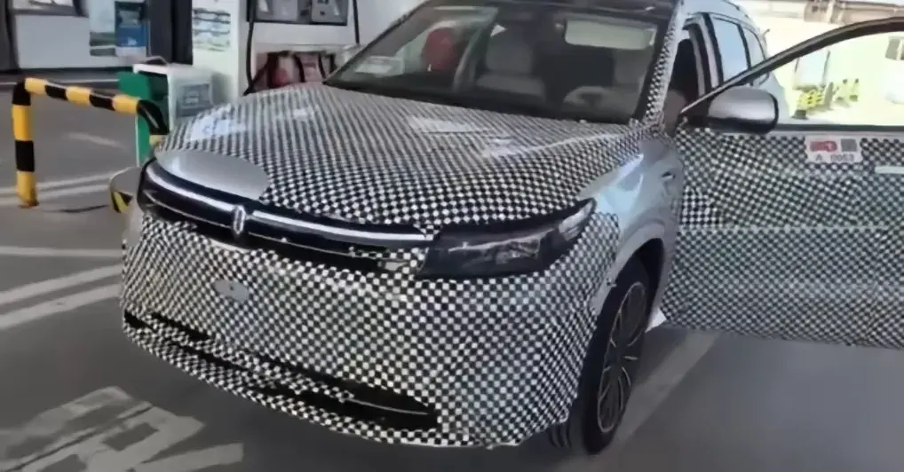 全新華為M7,偽裝車亮相加油站,內(nèi)飾也曝光!