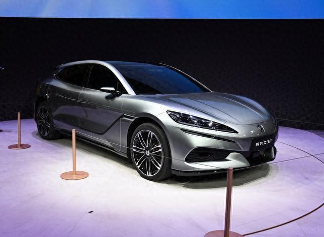 又一國產新能源,車長5180mm,搭載2.0T+3電機,配置要啥有啥