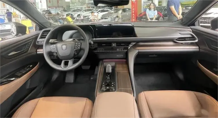 日式豪華!新一代豐田皇冠Sedan實車正式到店