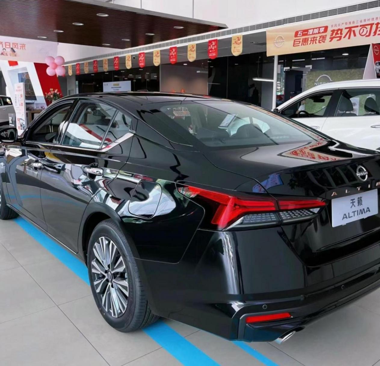 顏值出眾性價比不俗,實拍東風日產天籟20周年黑金版