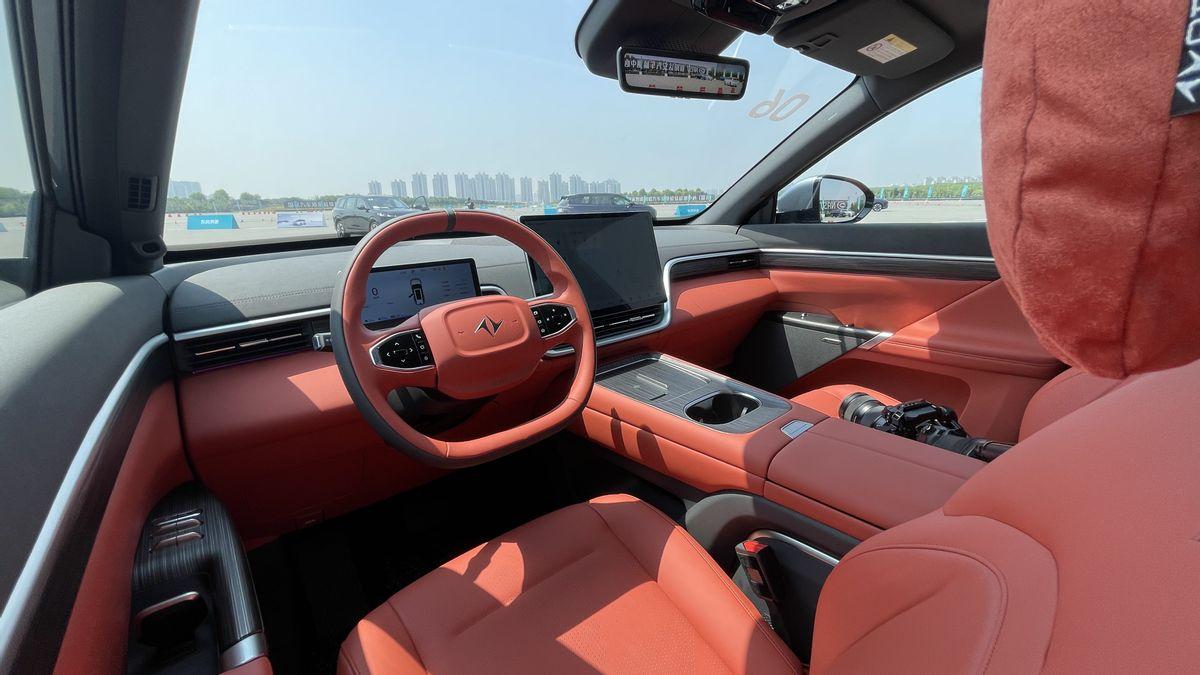 車長超5米配1.5T+增程,東風奕派eπ008實拍,6座配冰箱+“電視