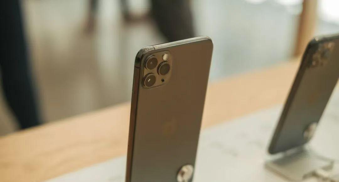 紅米總經理舍棄自家產品使用iPhone,他本人回應:任正非也