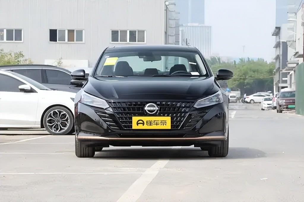 解讀日產天籟黑金版,售價19.12萬元,定位中型車