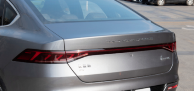 近10萬跌7.3萬,比亞迪新車上市就“甩賣”,終身質(zhì)保+1200km續(xù)航