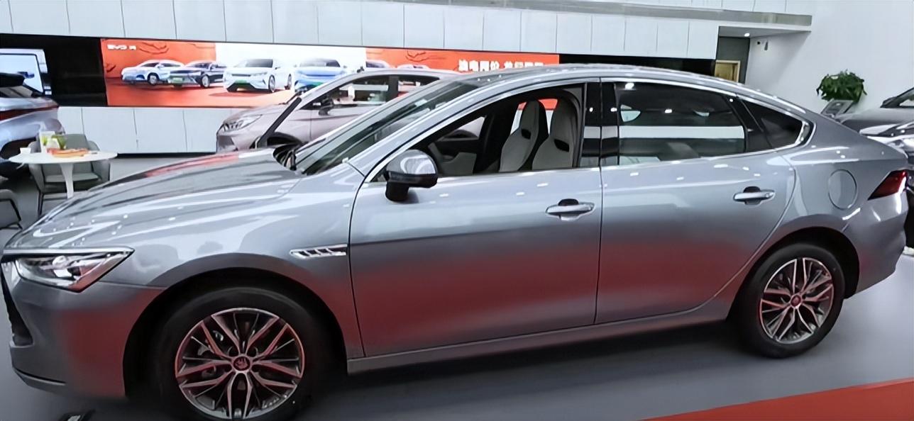 近10萬跌7.3萬,比亞迪新車上市就“甩賣”,終身質(zhì)保+1200km續(xù)航