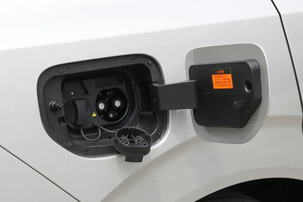 東風eπ008正式上市,增程和純電可選,指導價21.66萬