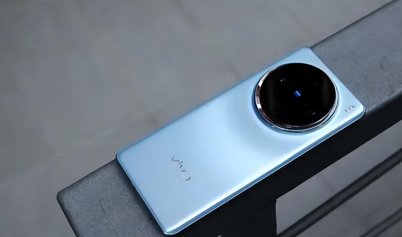 vivo X200配置曝光,搭載小尺寸直屏窄邊設計,依舊有光學指紋