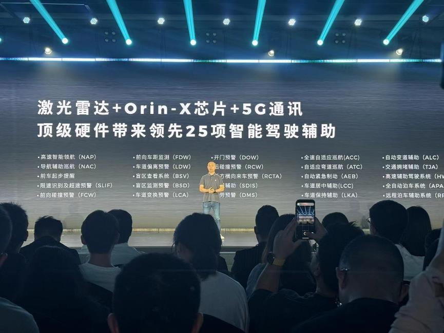 頂配不到19萬 零跑C16上市!純電全域800V, 家用大6座新標(biāo)桿