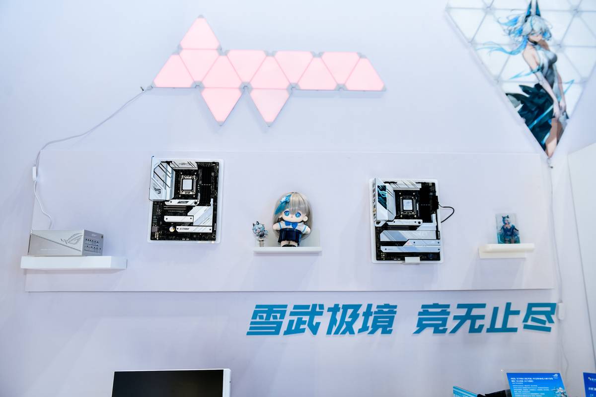支持多GPU!華碩展出全新X870主板:還有ROG BTF2.0等背置全家桶