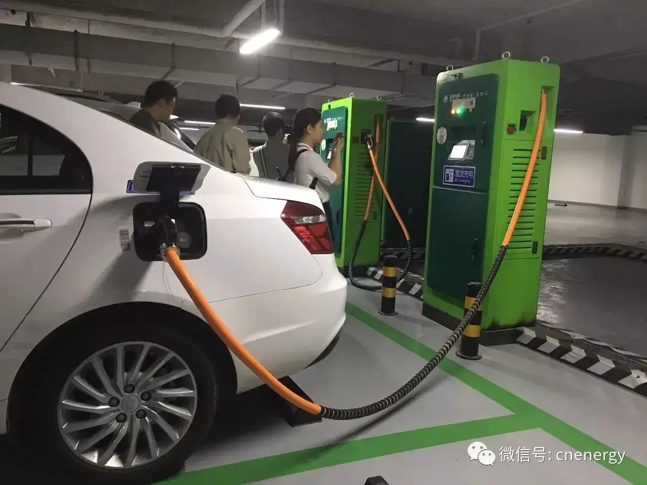續航、充電、保值率……新能源汽車的“三道坎”,有錢人怎么看?