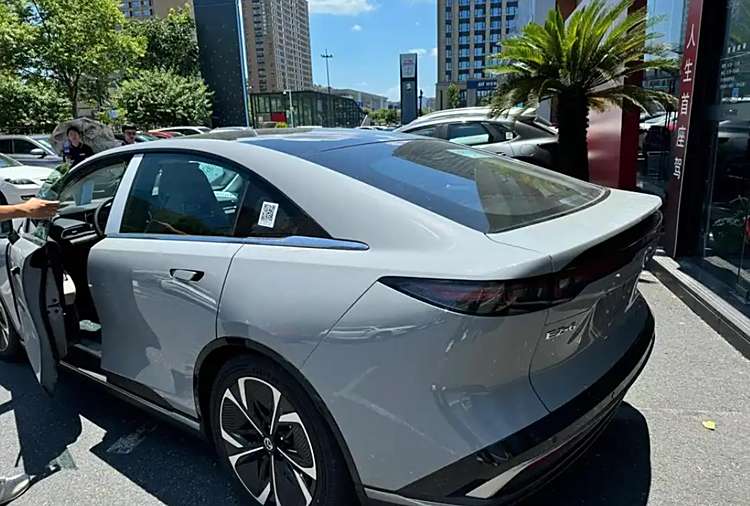 無框車門+電動尾翼,馬自達EZ-6實車現已到店,預計15萬元起售