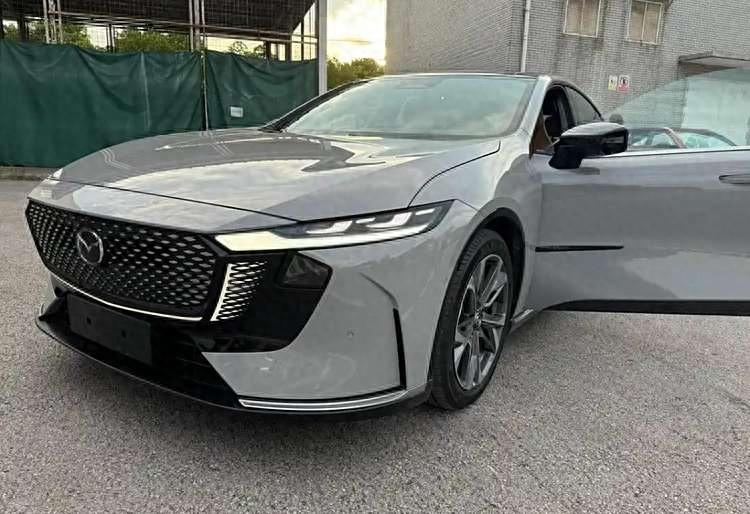 無框車門+電動尾翼,馬自達EZ-6實車現已到店,預計15萬元起售
