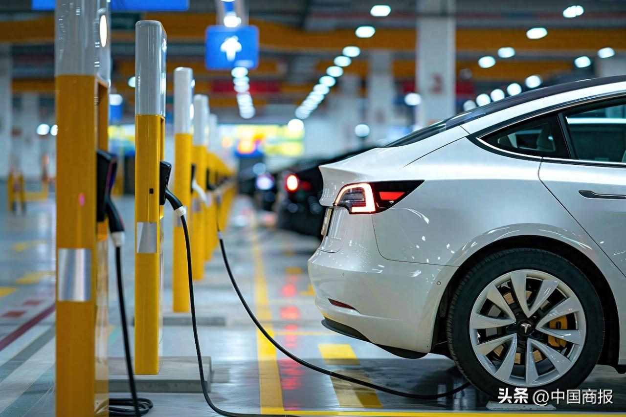 新能源汽車銷量首超燃油車,奔馳、奧迪等退出價格戰已有連鎖反應,車企進退之間有哪些博弈?