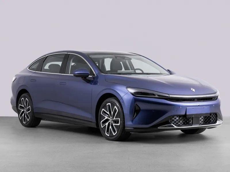 寶駿云光申報圖曝光,定位中大型轎車,外觀很時尚