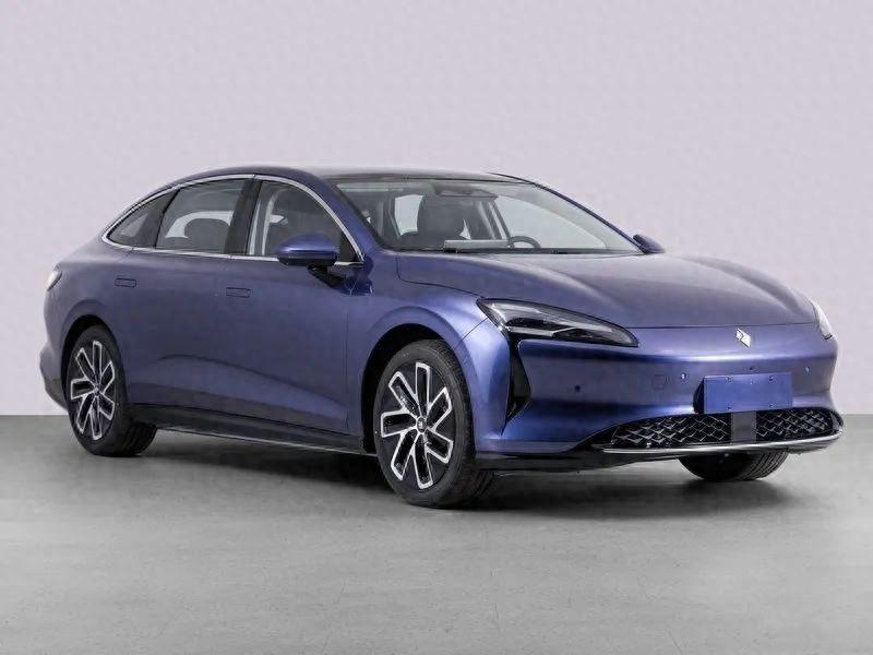 寶駿云光申報圖曝光,定位中大型轎車,外觀很時尚