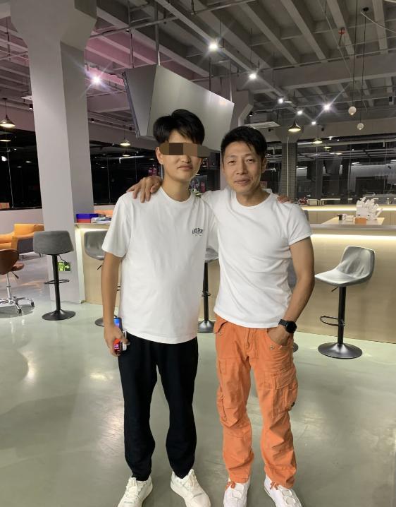 撒貝寧回武漢變gai溜子!全城溜達被偶遇,開66萬捷豹去洗