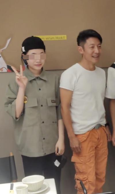撒貝寧回武漢變gai溜子!全城溜達被偶遇,開66萬捷豹去洗