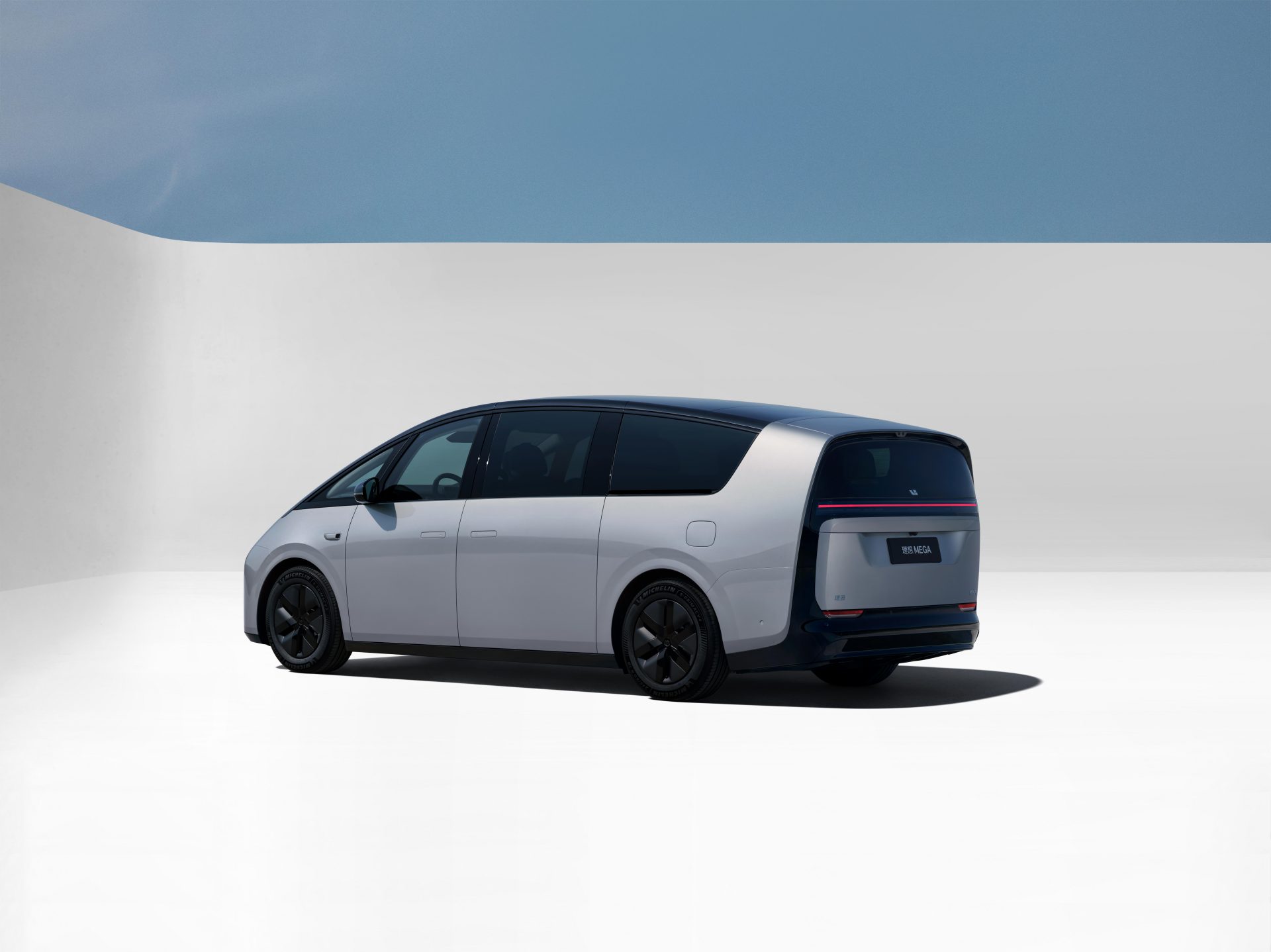 死磕純電!理想新車(chē)明年發(fā),會(huì)重蹈MEGA覆轍嗎?