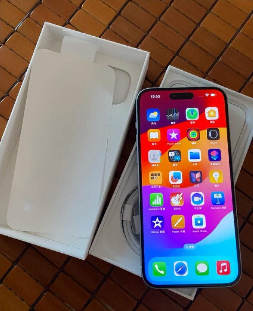 從6999跌到5399,最廉價大屏iPhone誕生,6.7英寸+iOS18!
