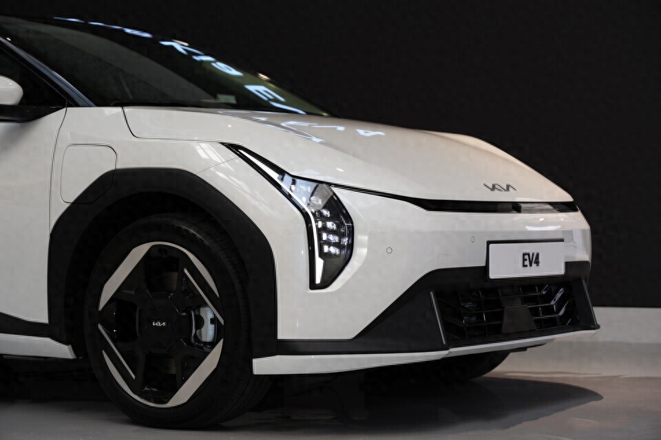 起亞EV4實車曝光,風格太大膽,除了轎車還有掀背車,續航533公里