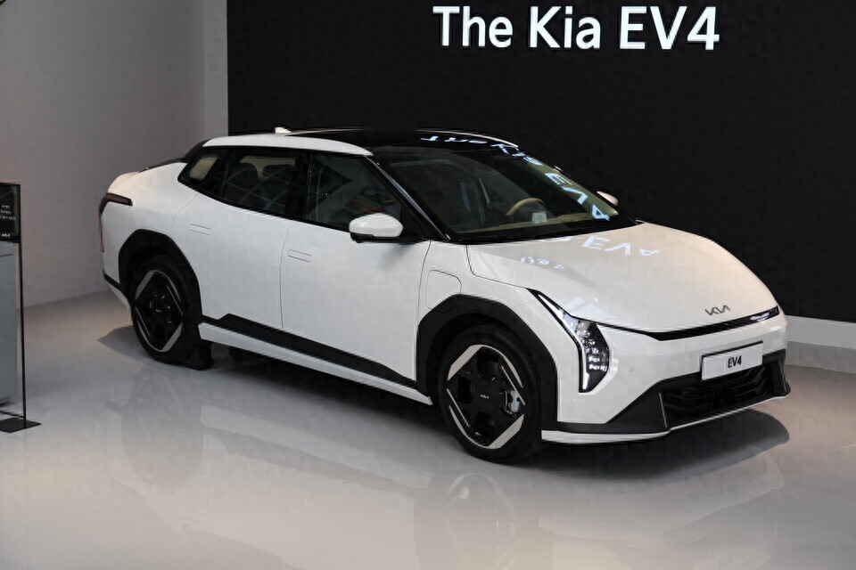 起亞EV4實車曝光,風格太大膽,除了轎車還有掀背車,續航533公里