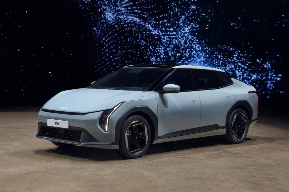 起亞EV4實車曝光,風格太大膽,除了轎車還有掀背車,續航533公里