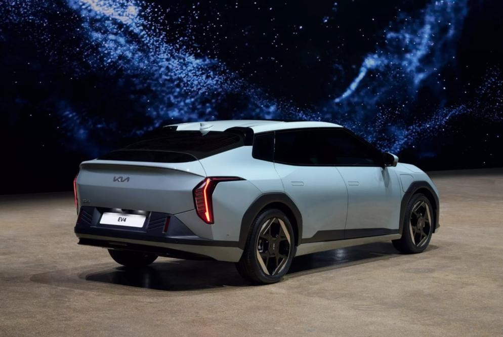 起亞EV4實車曝光,風格太大膽,除了轎車還有掀背車,續航533公里